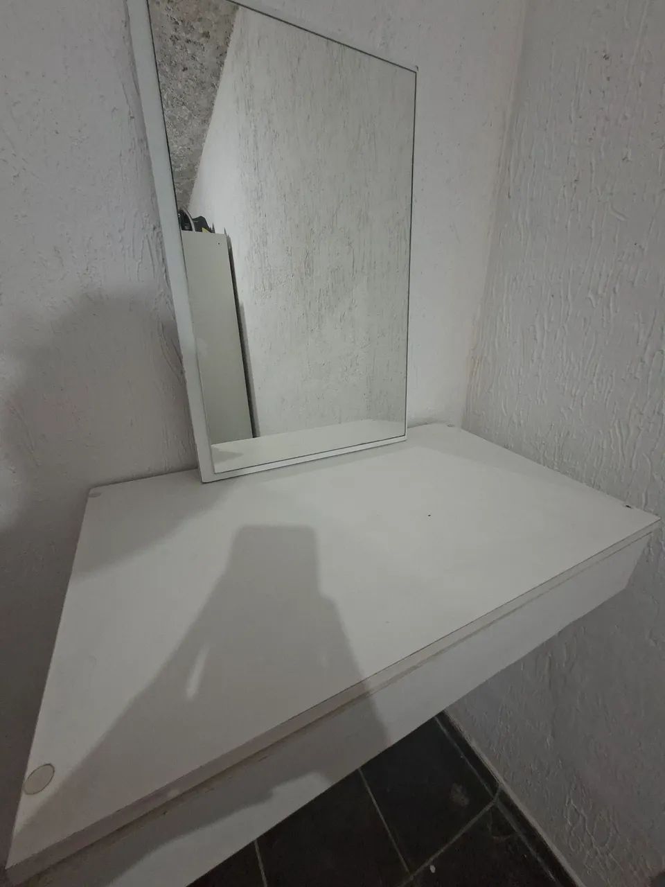 Penteadeira suspensa, com espelho e gaveta. - Foto 3