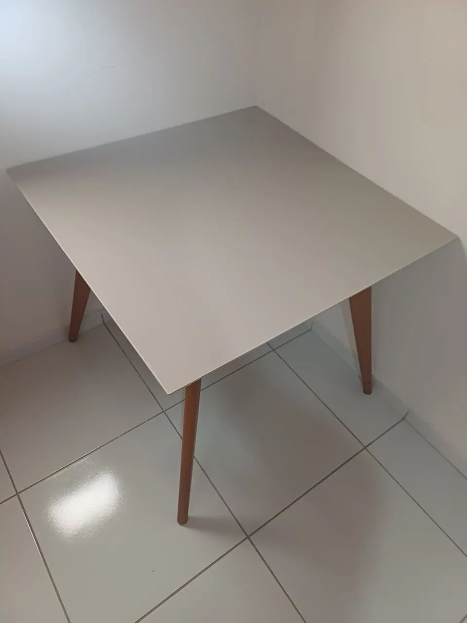 Mesa quadrada com tampa de vidro 90x90cm