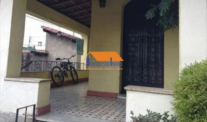 Casa no Bairro Carlos Prates com 03 quartos e 01 loja comercial