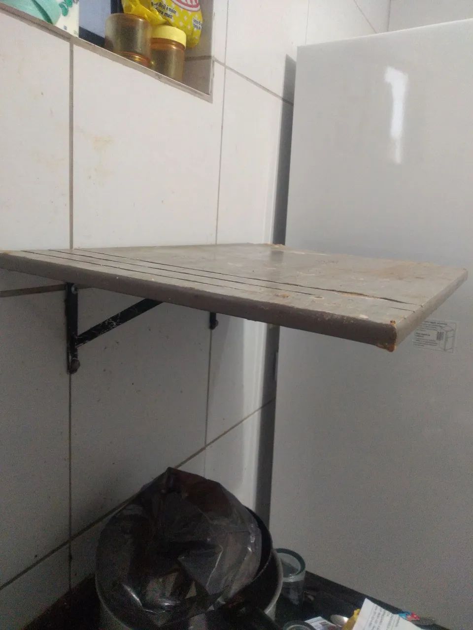 Prateleira com mão francesa 