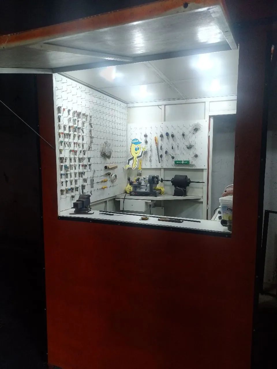 Vendo excelente barraca para chaveiro nova completa pronta pra trabalhar com máquina Gold  - Foto 2