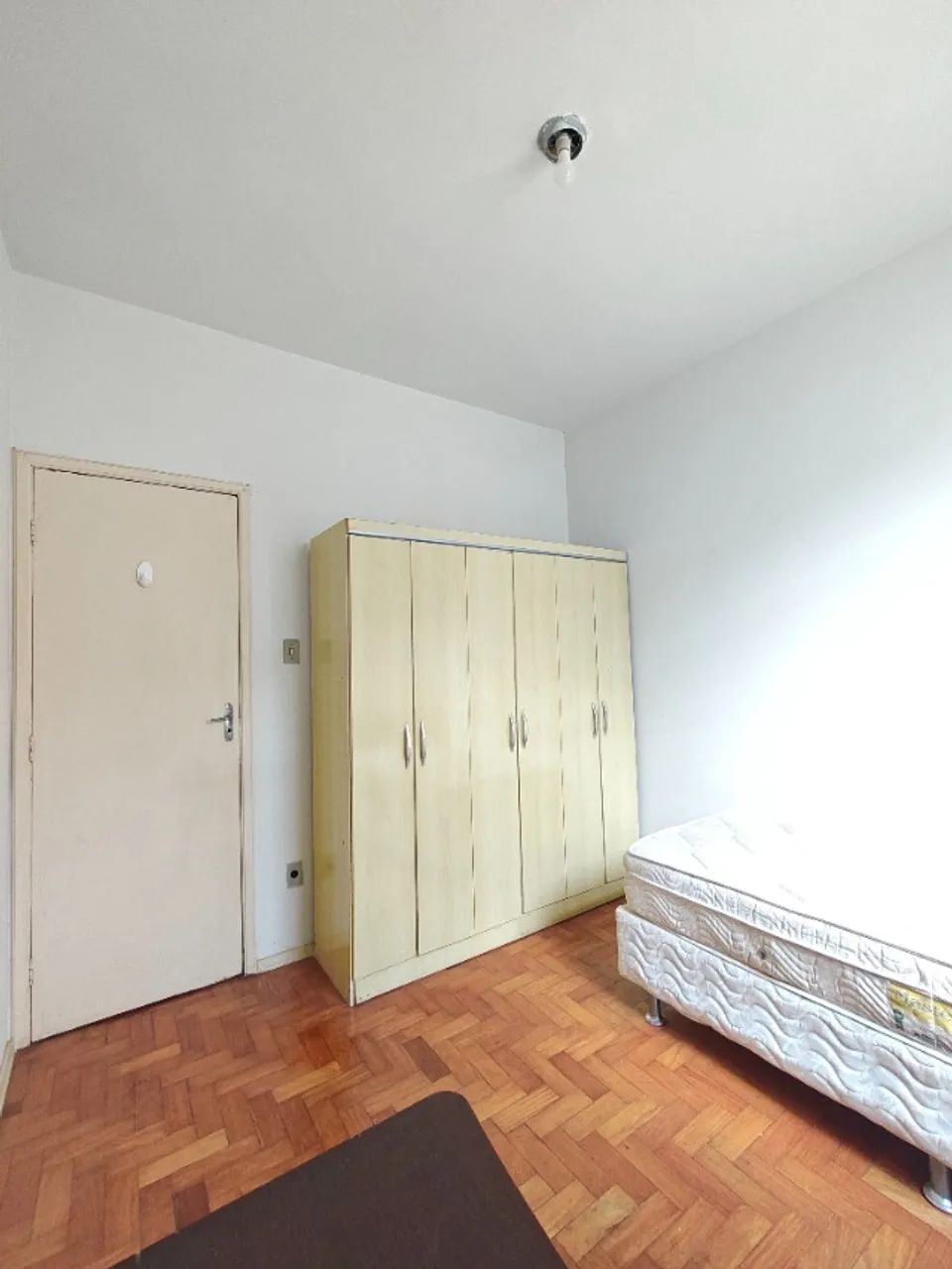 Quarto grande mobiliado com armário, cama, mesa e black-out. - Foto 2