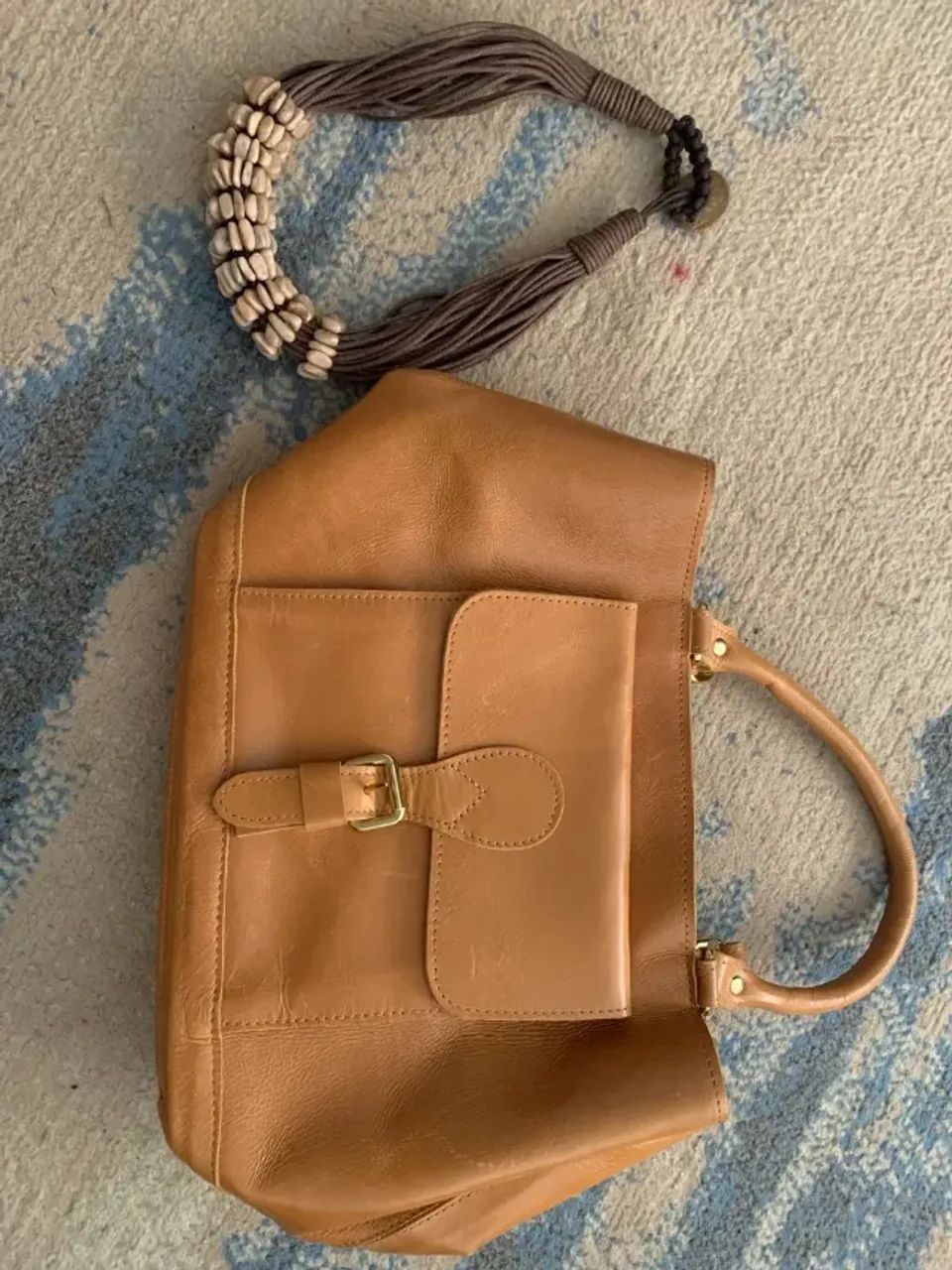 Bolsa caramelo de couro com fivela