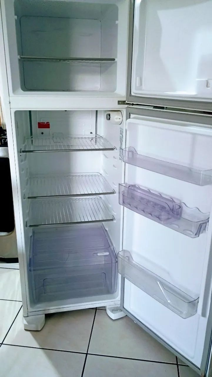 Vendo geladeira Electrolux funcionando perfeitamente vem conservada  - Foto 3