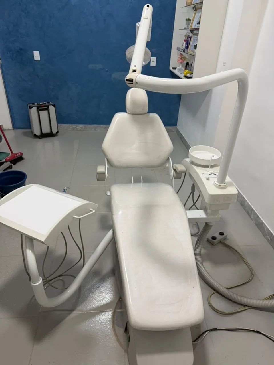 Cadeira odontológica com refletor, equipo e cuspideira - Foto 3