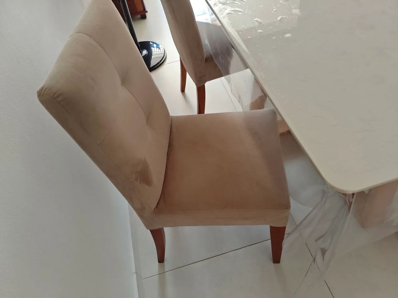 Mesa tampo em vidro com quatro cadeiras em madeira  - Foto 2