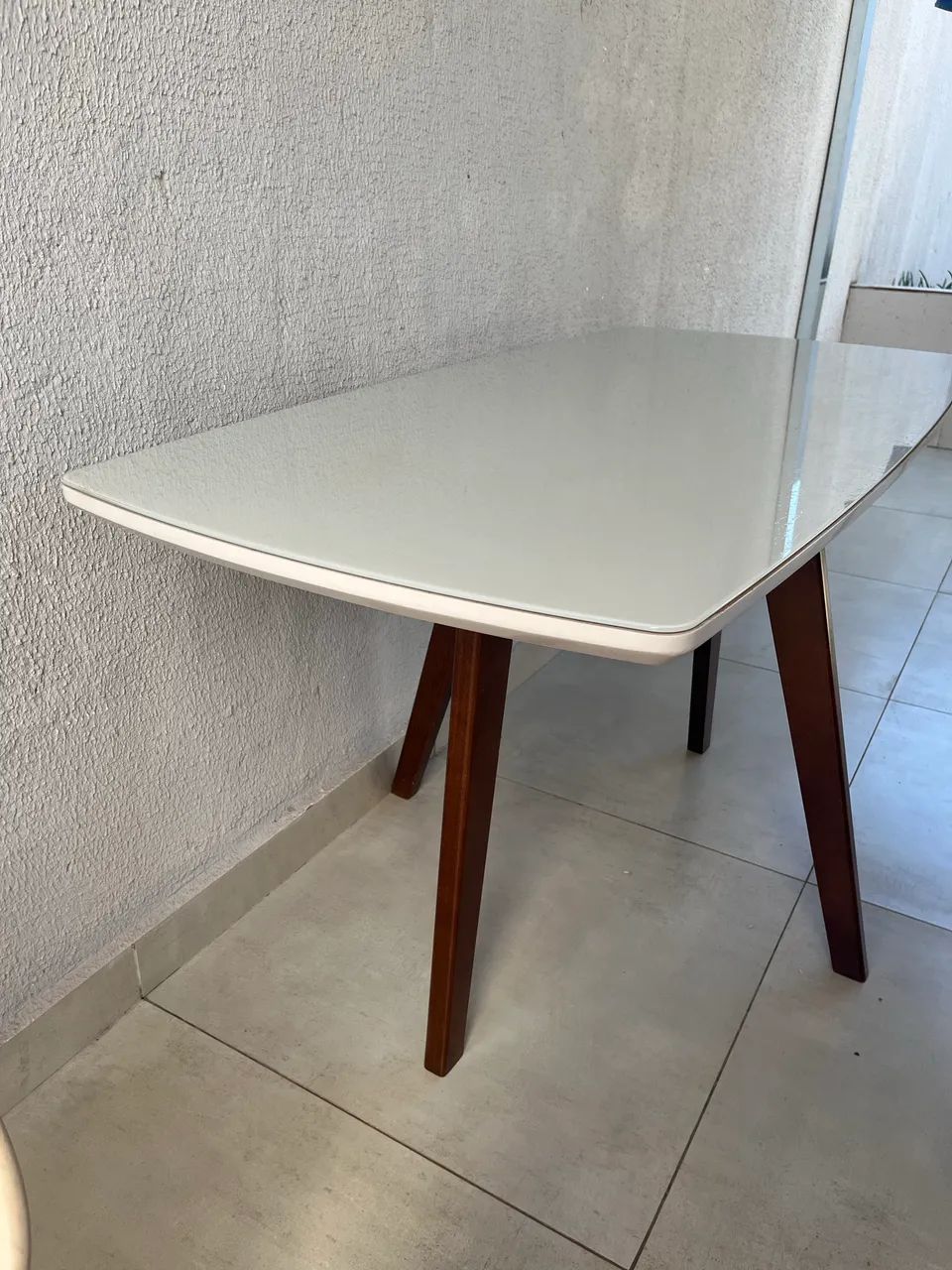 Mesa 6 lugares com tampão de vidro 