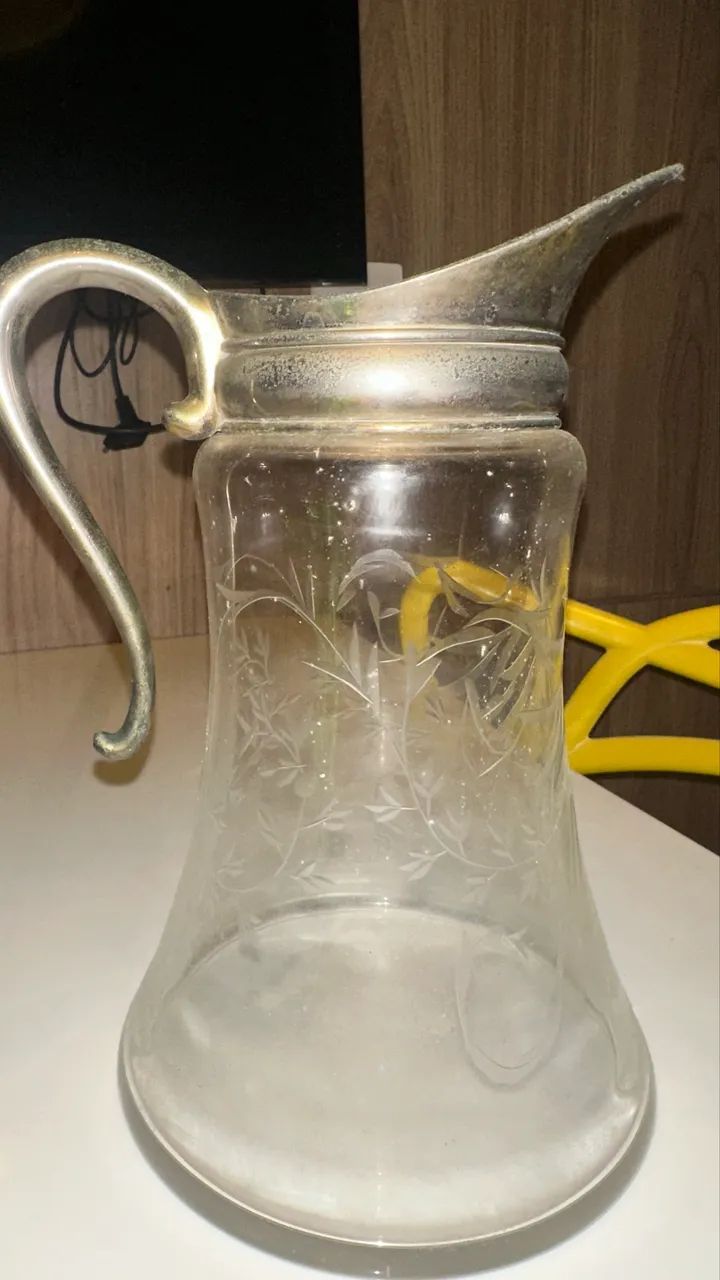 Jarra com bico de prata 