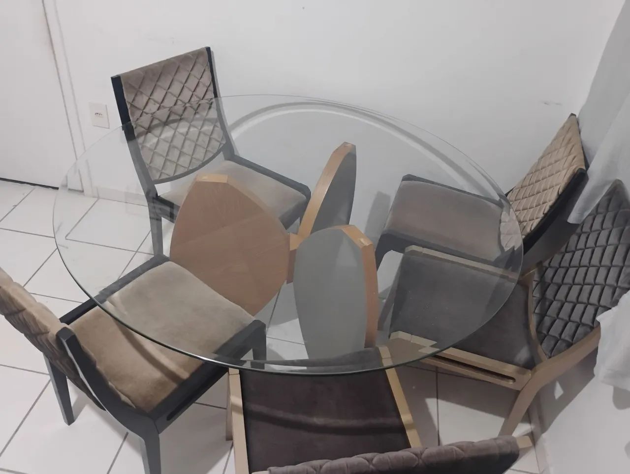 Conjunto de jantar com mesa redonda de vidro com 5 cadeiras
