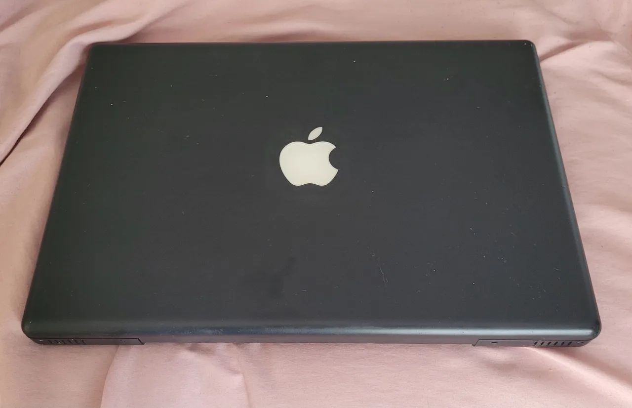 Macbook Black com carregador 