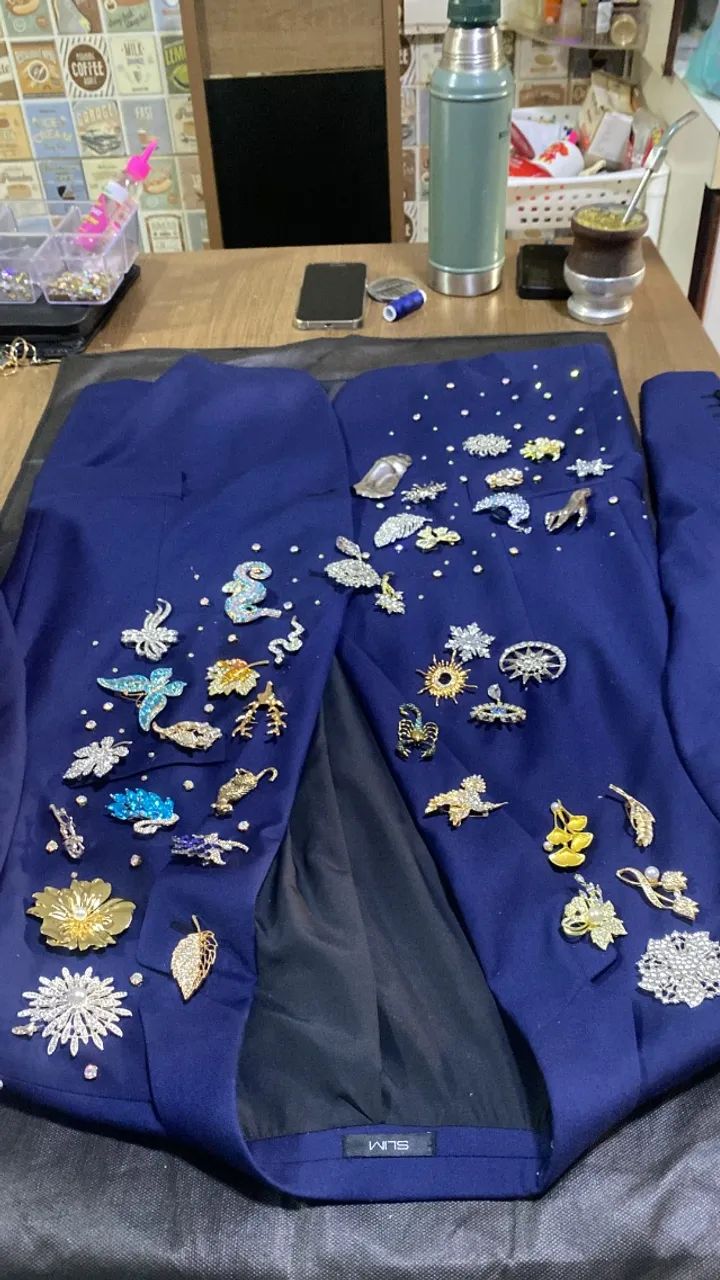 Blazer azul royal customizado peça única com broches e brilhos - Foto 3