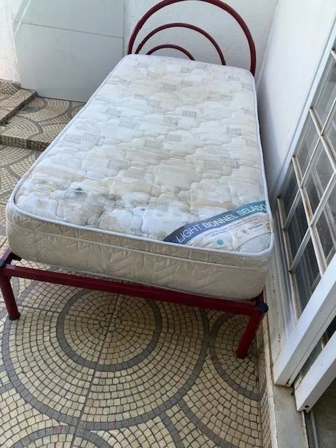 Cama de solteiro de ferro com colchão. - Foto 2