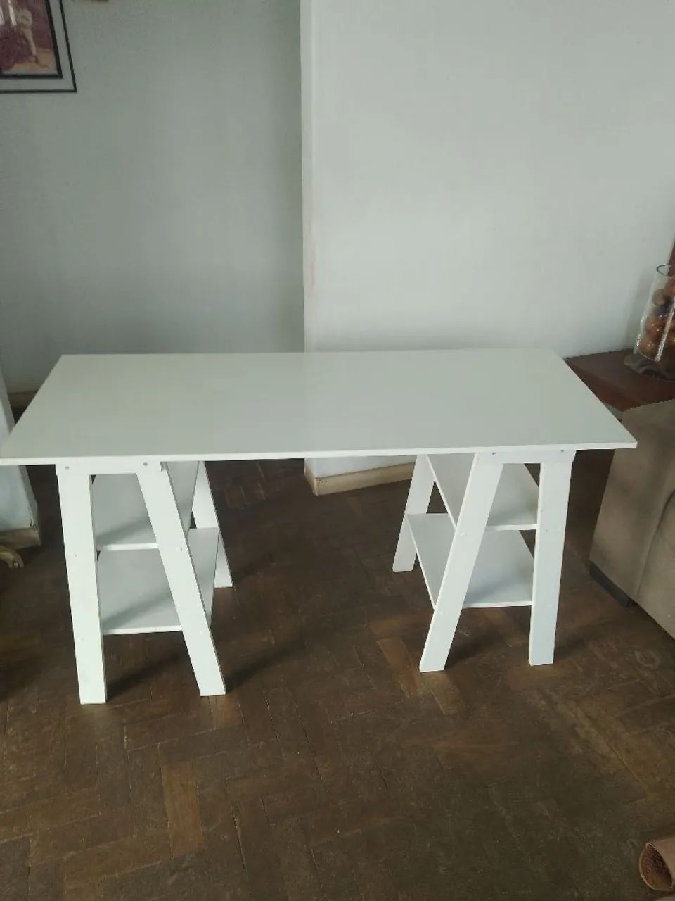 Mesa com prateleira 