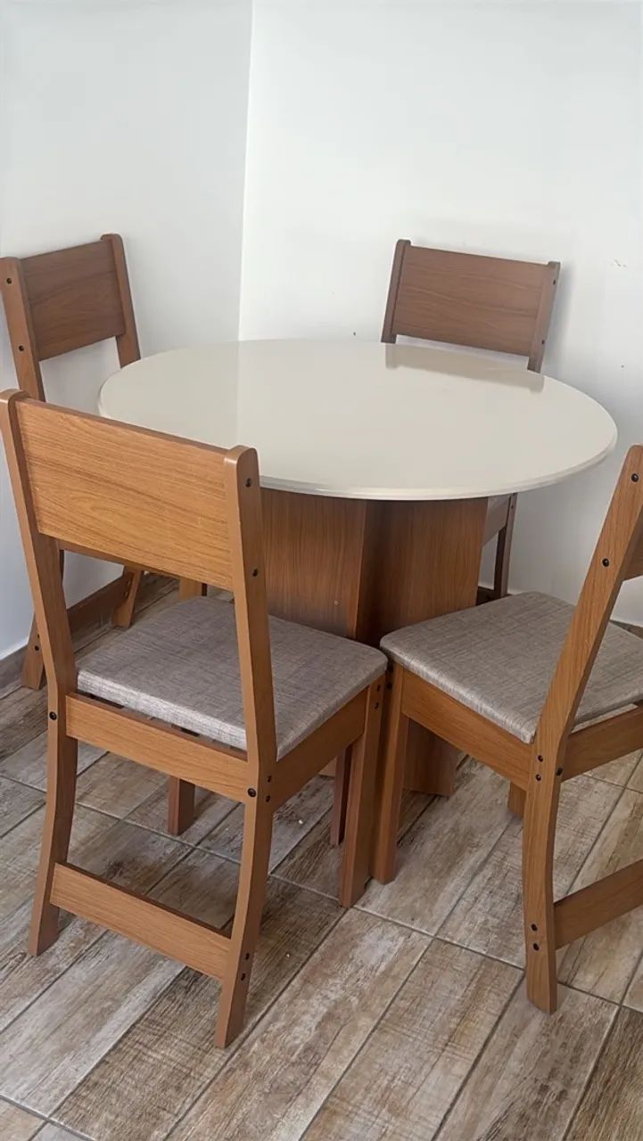 Vende-se mesa de jantar com 4 cadeiras 