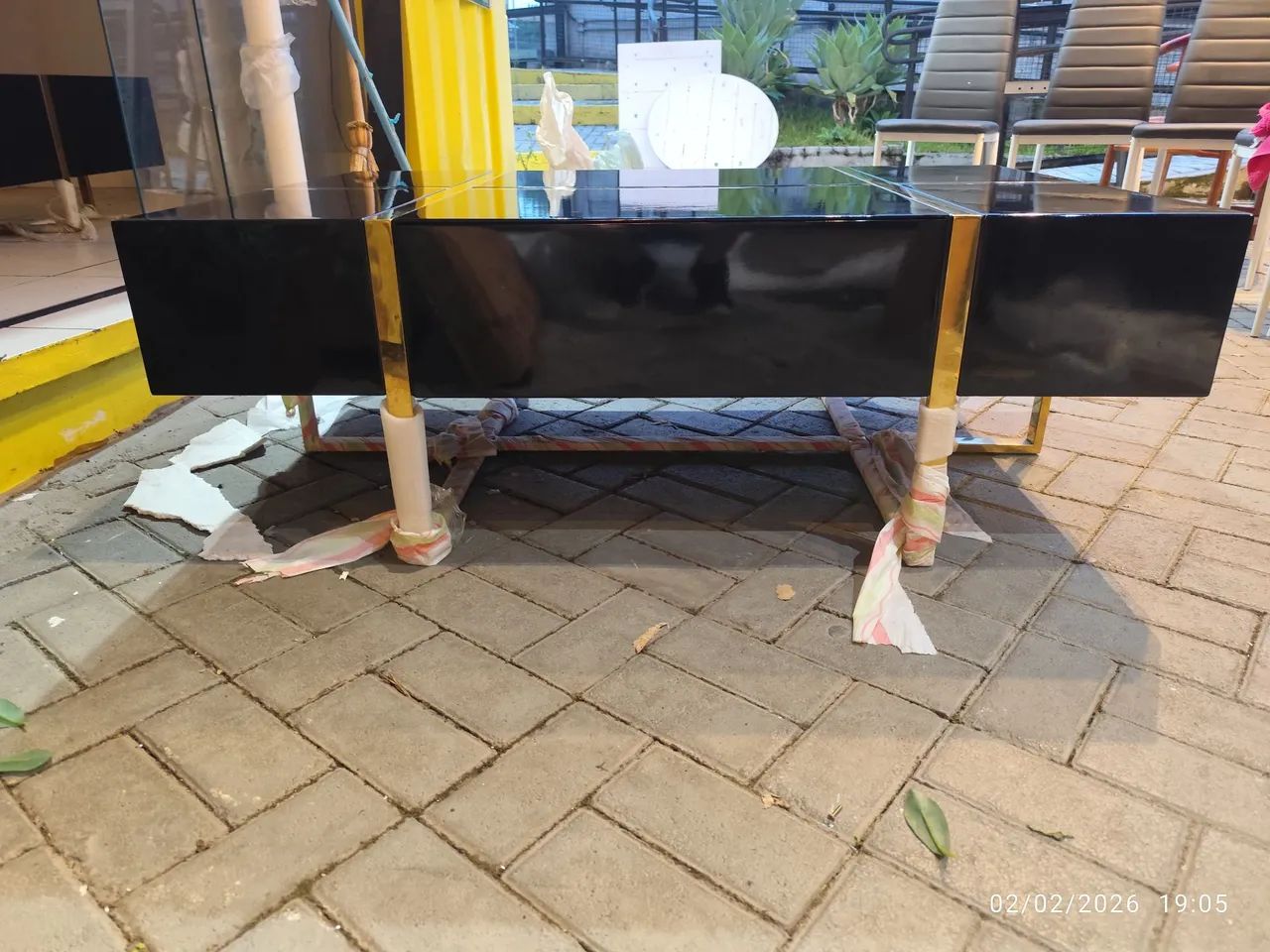 Mesa de centro preta laqueada com gaveta e pés de metal 