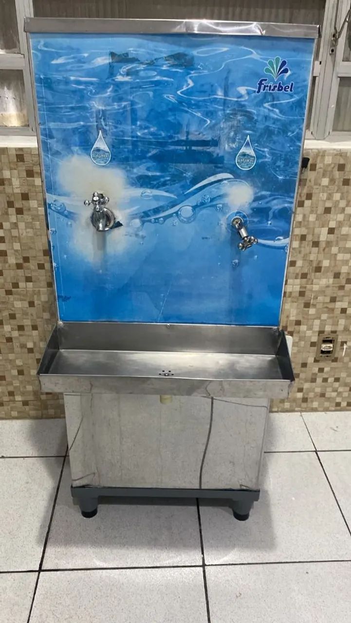 Gelagua muito bem conservado e funciona perfeitamente 