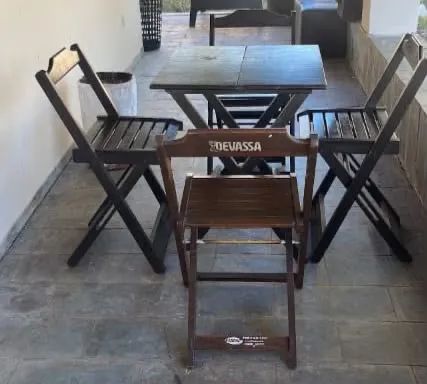 Conjunto de mesa e cadeira de madeira 