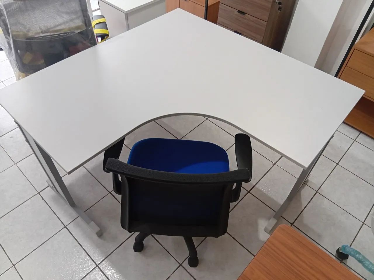 Mesa em L e cadeira giratória com braços  - Foto 2