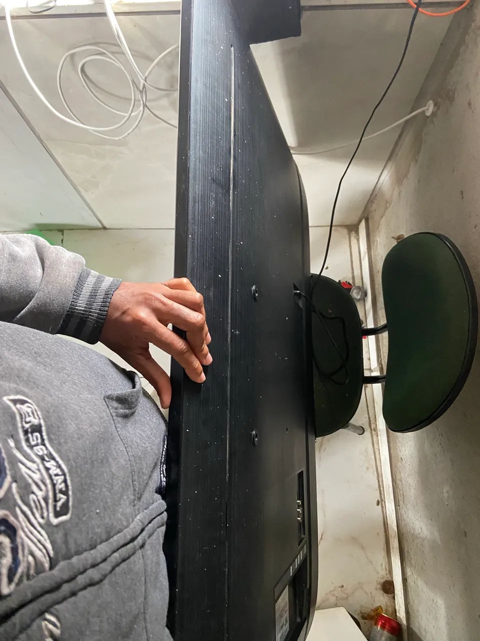 Vendo uma TV 55 polegadas 4K com entrada HDI pra retirada de peças reaproveitar