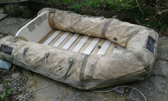 Bote inflável de apoio