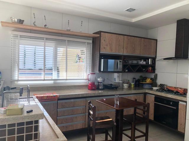 Casa no Condomínio Alphaville com 3 quartos, sendo uma suíte com closet - Foto 2