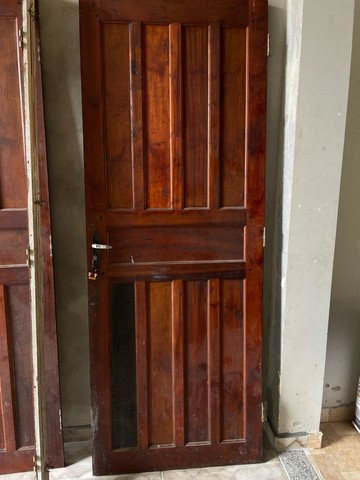 Vende-se porta madeira de lei 