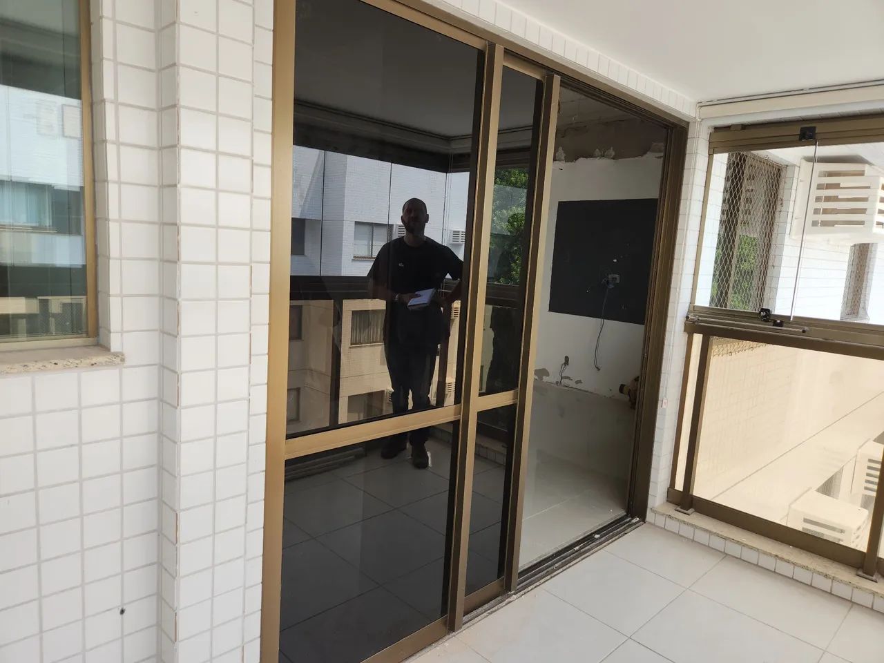 Porta de vidro e alumínio com design moderno