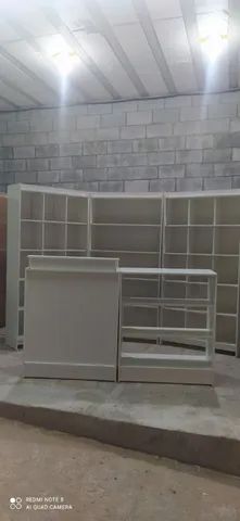 BALCÃO CAIXA + BALCÃO VITRINE + 1 PRATELEIRA E 2 COLMÉIAS MDF. 