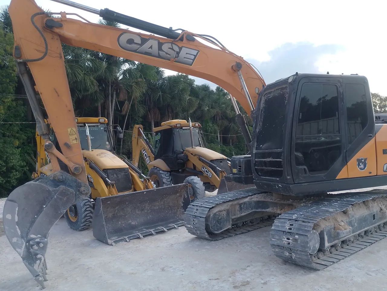 Retroescavadeira - rolo compactador - ESCAVADEIRA - Retro escavadeira