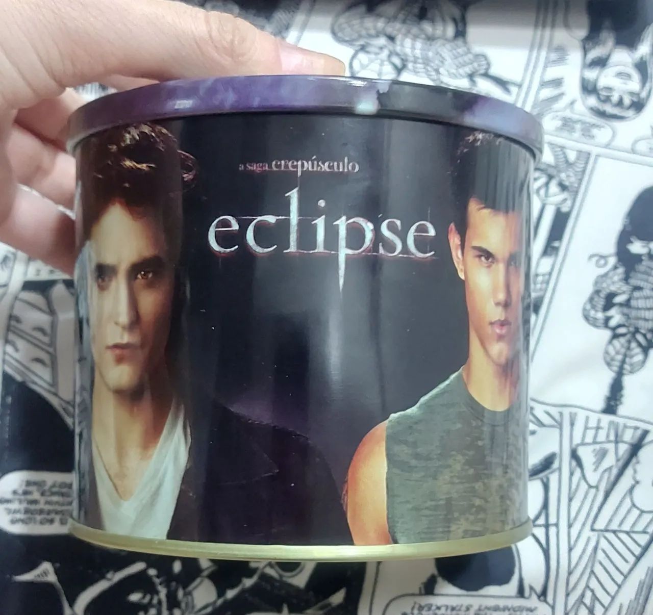 Caneca original do filme Eclipse com Edward e Jacob na lata - Foto 4