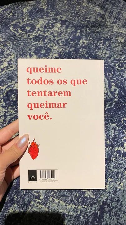 Livro a bruxa não vai para a fogueira neste livro de Amanda Lovelace - Foto 2