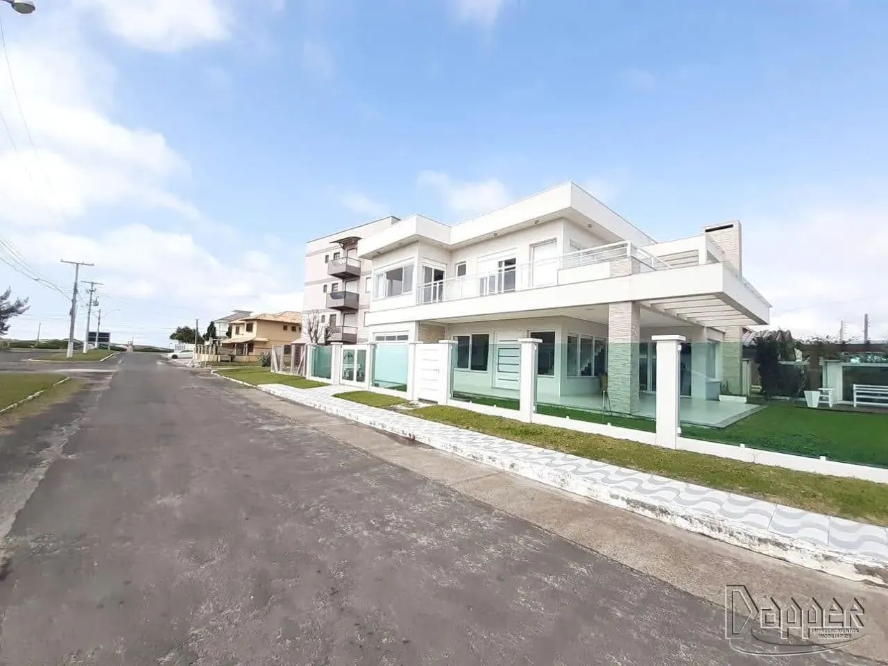 Casa residencial à venda no bairro Zona Nova com 260 m² e 4 dormitórios/quartos.