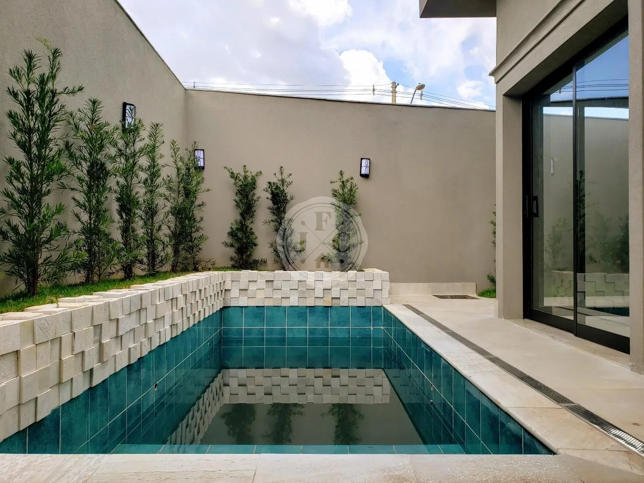 Casa Térrea - Condomínio Fechado - 3 Suítes - Piscina - Jardim Valência