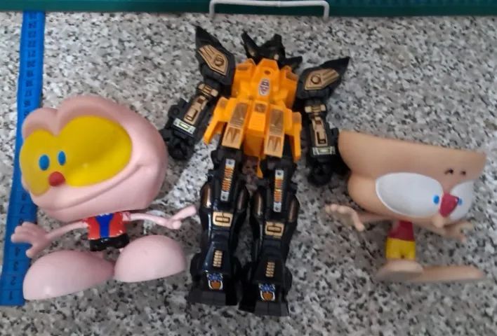 02 Bonecos cabeçudos e pesudos   e 1 Boneco robô articulável  plástico  - Foto 4