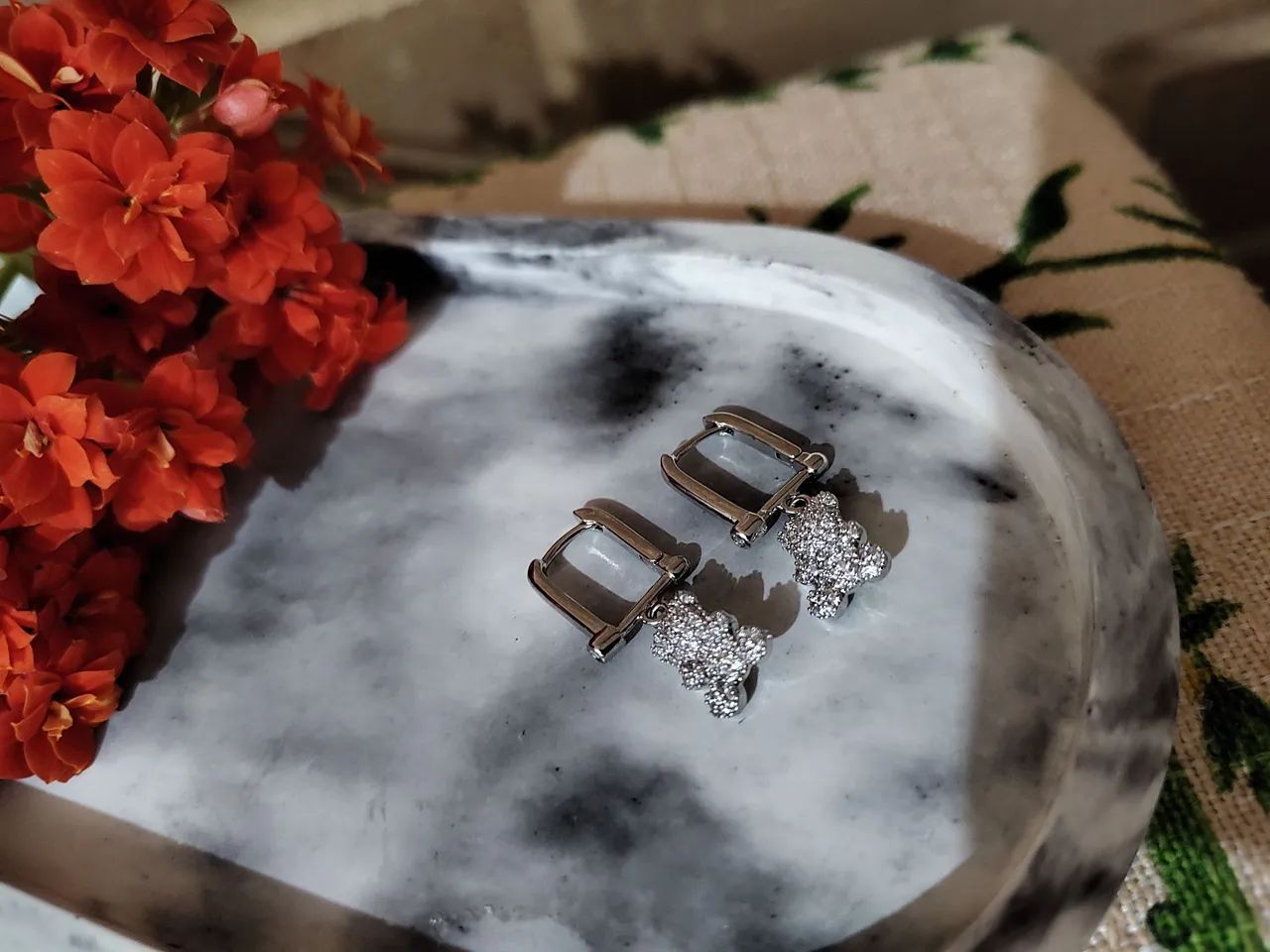 Brinco Fechado com pingente de Urso cravejado folheado em ródio branco 