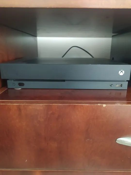 X Box One X com 2 controles e carregador de controles