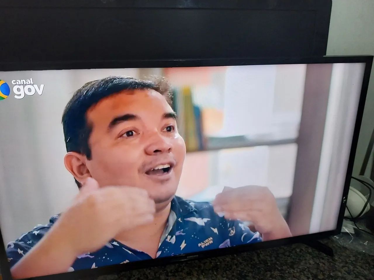 Tv 40 smart Wi-Fi  YouTube Netflix   - Foto 4