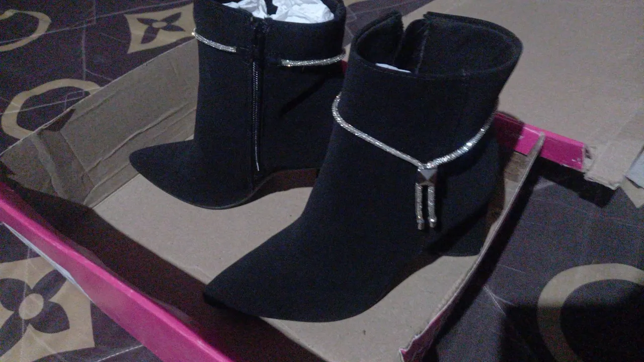Botas pretas de salto alto com detalhes em strass
