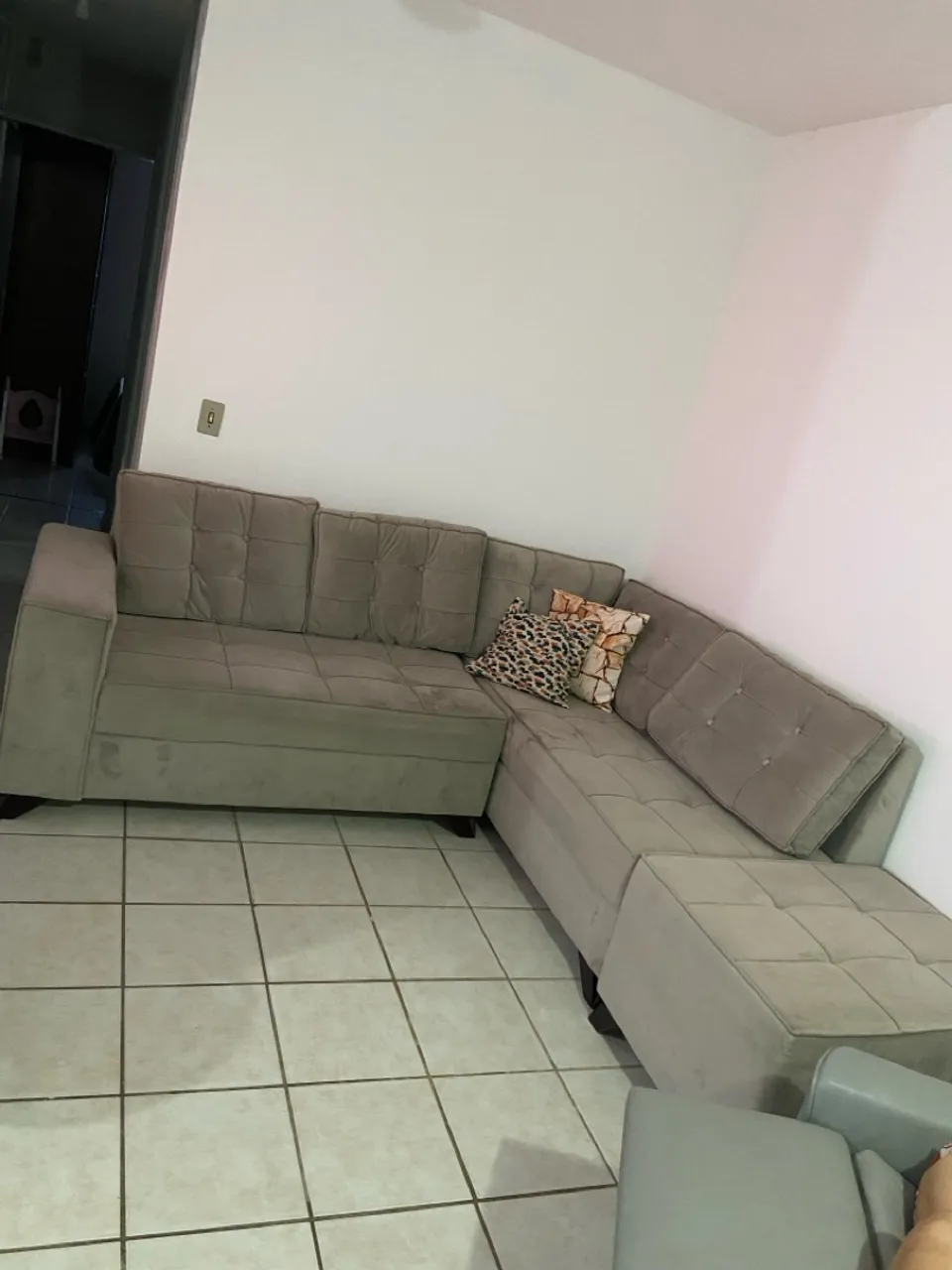 Sofá de canto cinza com puff