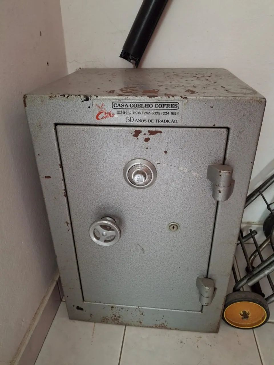 Cofre Concretado Cofre  construído com caixas de aço, dificultando  arrombamento 