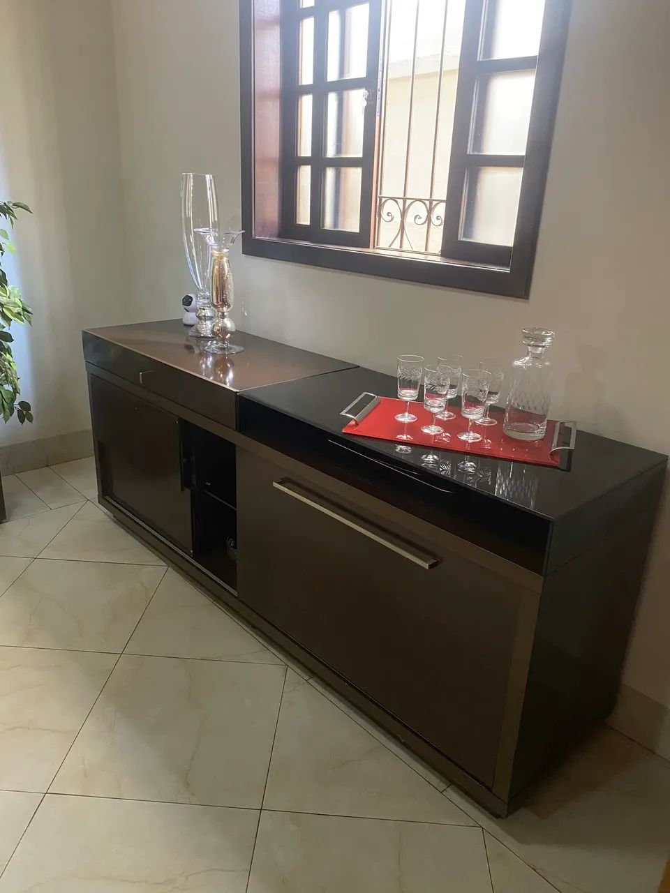 Buffet de madeira e vidro - Foto 2