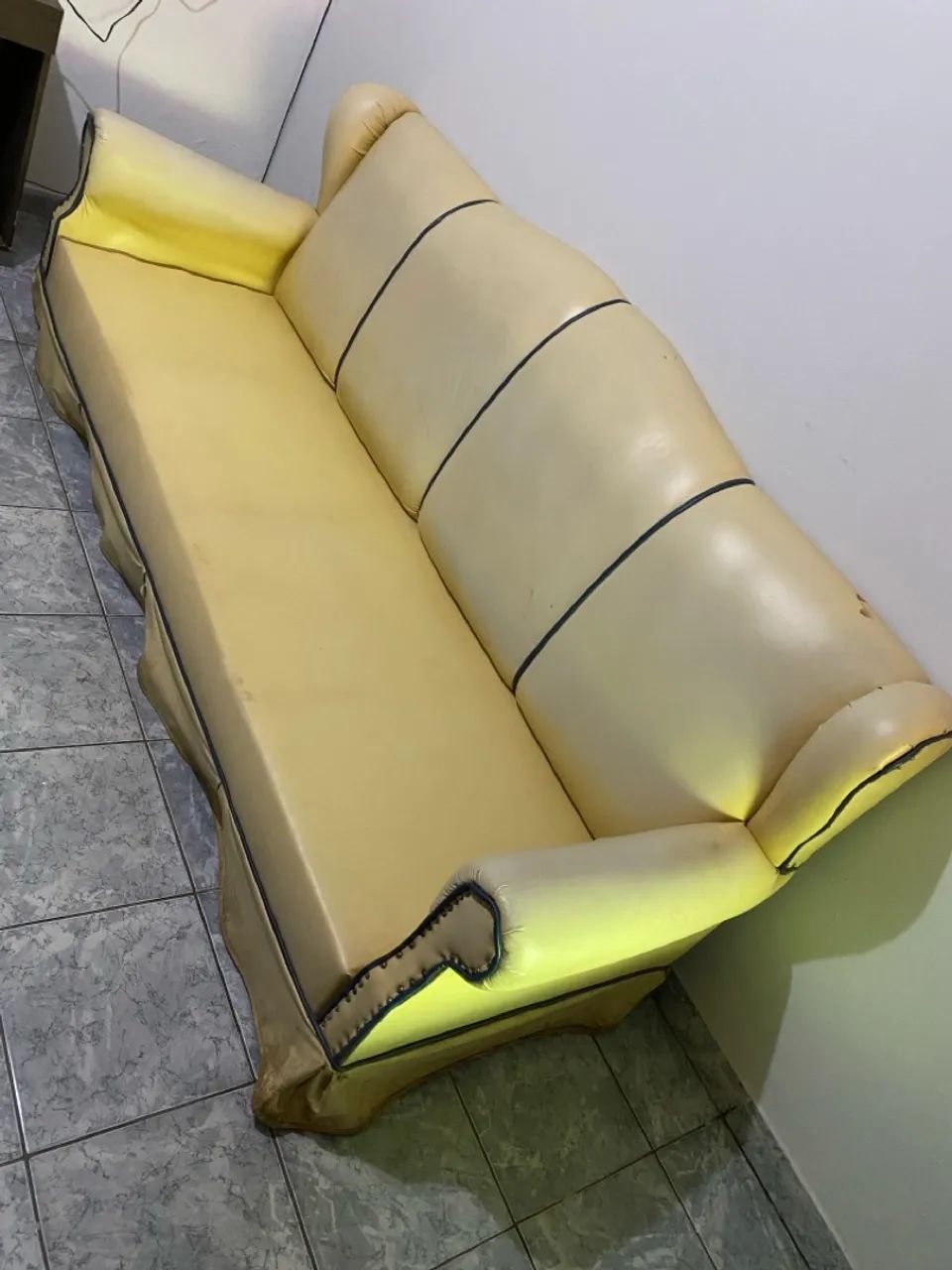 Sofá Clássico Amarelo 3 Lugares - Foto 2