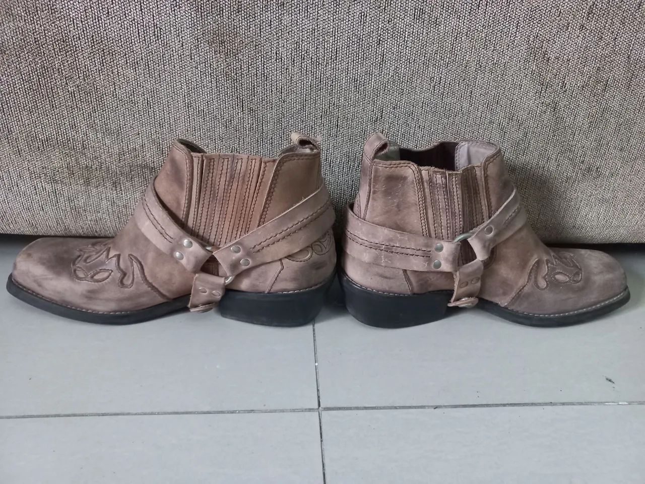 Botas de couro marrom com detalhes rajados - Foto 3