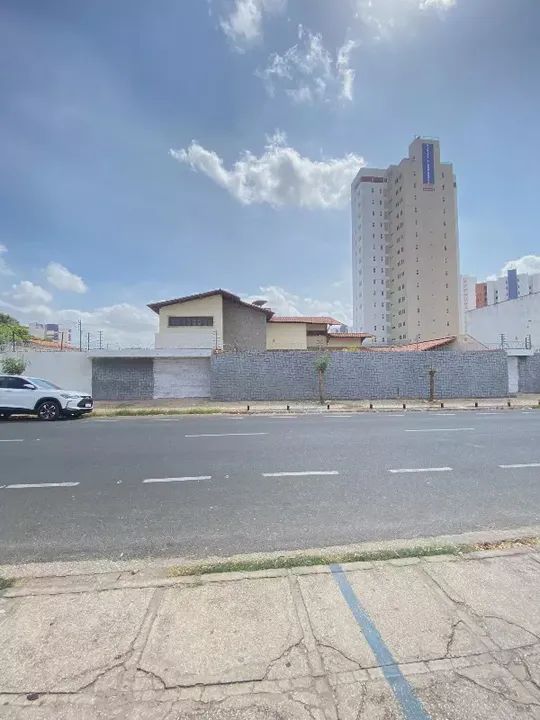 casa comercial para aluguel tem 505m², com 5 quartos, 5 banheiros, em Fátima - Teresina - 
