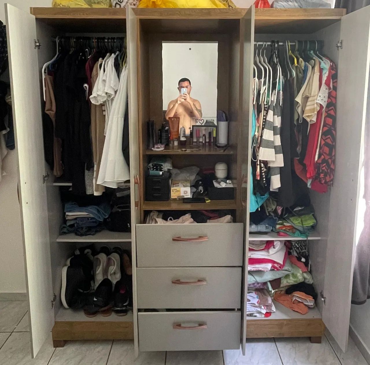 Guarda-Roupa Moderno com penteadeira e espelho - Foto 3