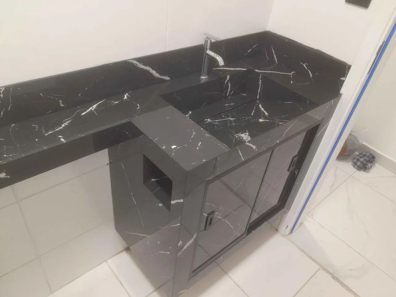 Pia de porcelanato com armario lavavel - Foto 3