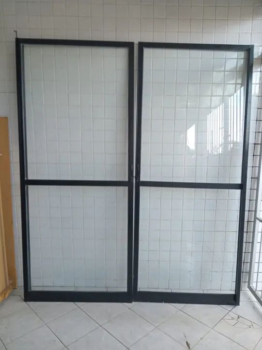 Portas de vidro com estrutura de aço - Novas