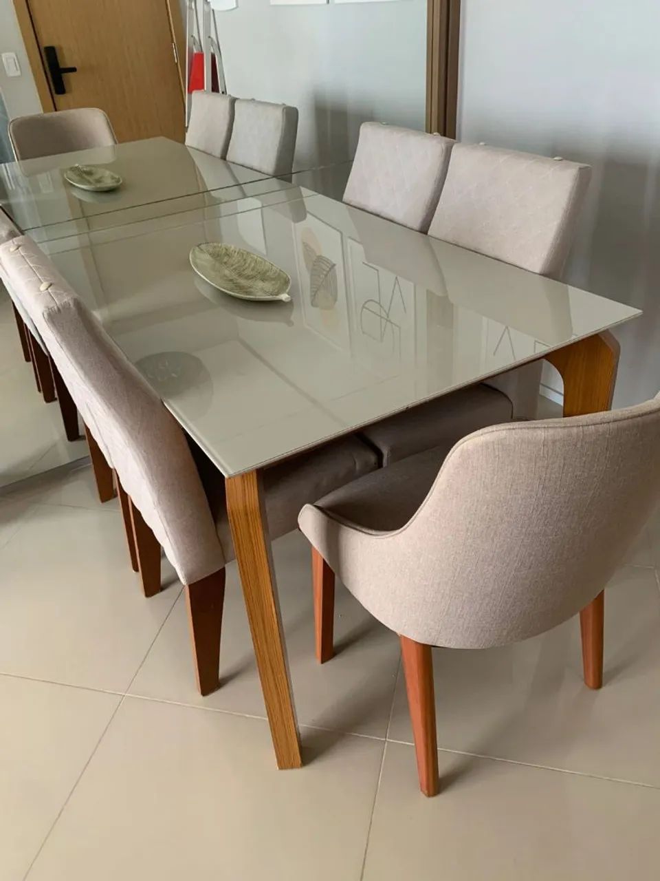 Mesa tampo de vidro com 5 cadeiras em linho - Foto 4