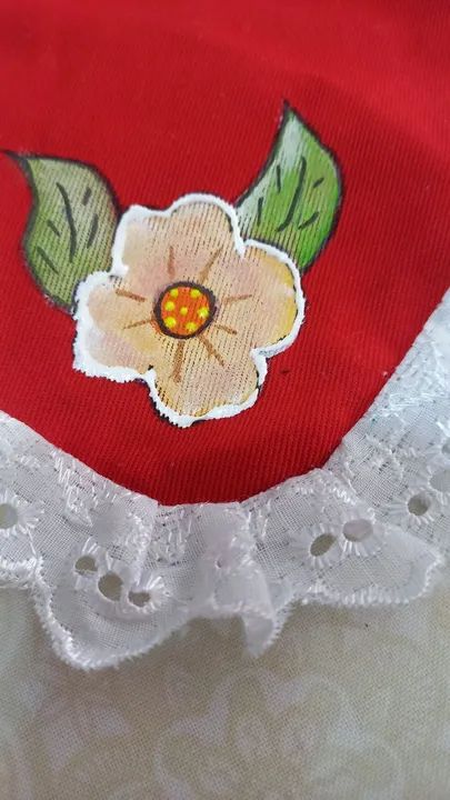 Toalinha vermelhas  com flôr   e renda branca - Foto 2