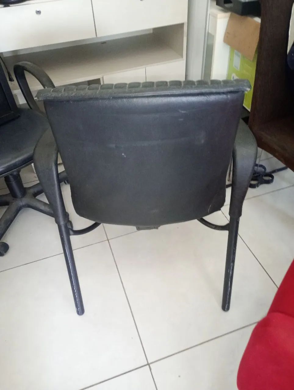 Cadeira de escritório preta com design elegante - Foto 3